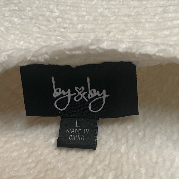 Cream v neck sweater - Picture 4 of 4